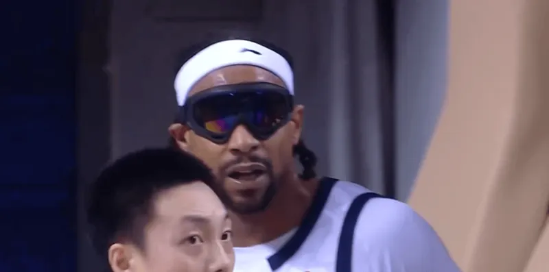 开云下载-萨林杰人缝中送出击地妙传，萨姆纳接球上篮打成2+1