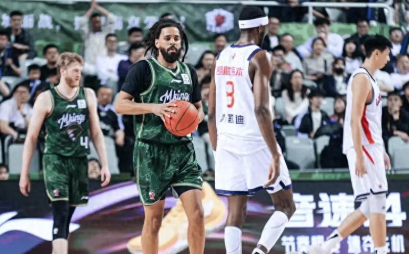 开云官方网站-挑战不可能！这些NBA球星，曾跨界其他运动，乔丹转战棒球！
